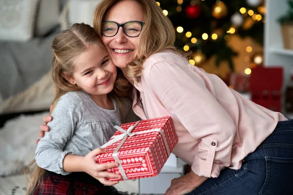 Abuela Abrazando Dando Nieta Regalo Navidad —  Fotos de Stock