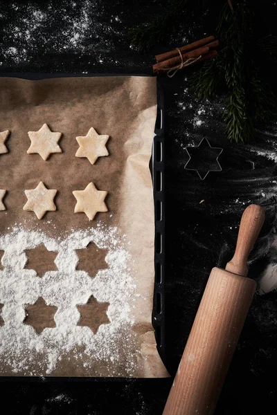 Vertikale Ansicht Des Backblechs Mit Plätzchen Auf Dem Tisch — Stockfoto