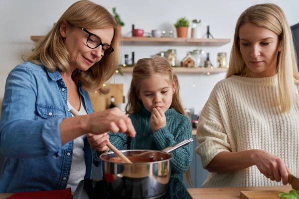 Três Gerações Mulheres Preparando Comida Cozinha — Fotografia de Stock