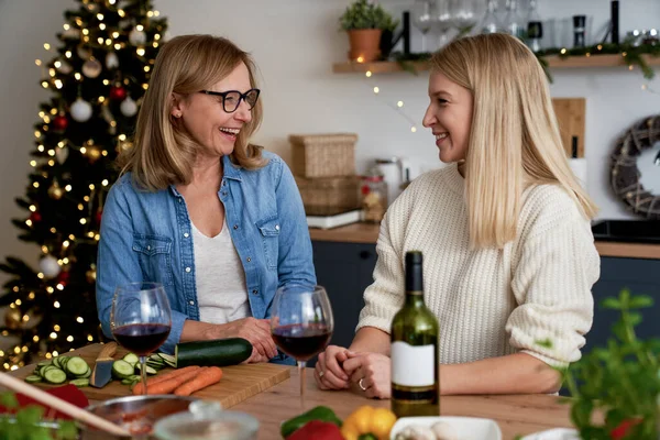 Feliz Duas Mulheres Cozinha Com Copos Vinho — Fotografia de Stock