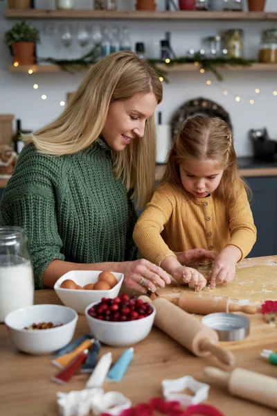 Anya Lánya Együtt Készítik Karácsonyi Sütiket — Stock Fotó