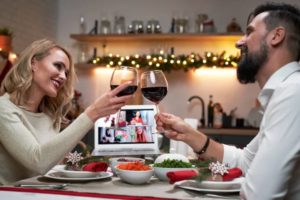 Щаслива Пара Робить Різдвяний Тост Відеодзвінок — стокове фото