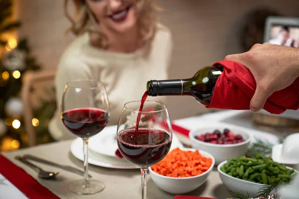 Sluiten Van Het Gieten Van Rode Wijn Tijdens Het Kerstdiner — Stockfoto