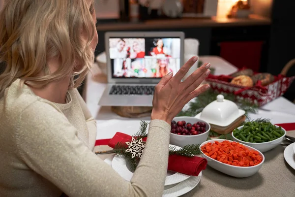 Mulher Passando Jantar Natal Sozinha Durante Uma Chamada Vídeo — Fotografia de Stock