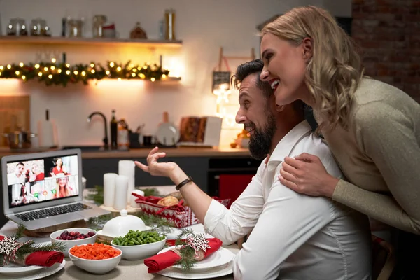 Videogesprek Met Geliefden Tijdens Een Kerstdiner — Stockfoto