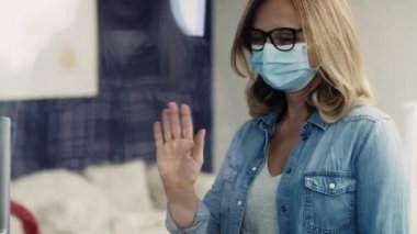 Pencereden büyükanneyi gören küçük bir kız. 8K 'da kırmızı helyum kamerayla çekildi..