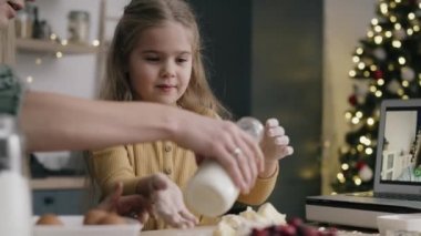 Noel pastası pişirme ve video konferansı videosu. 8K 'da kırmızı helyum kamerayla çekildi..