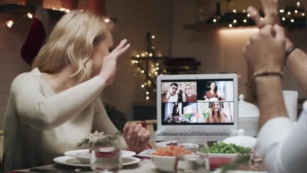 Vídeo Cena Navidad Con Seres Queridos Través Una Videollamada Fotografía — Vídeo de stock