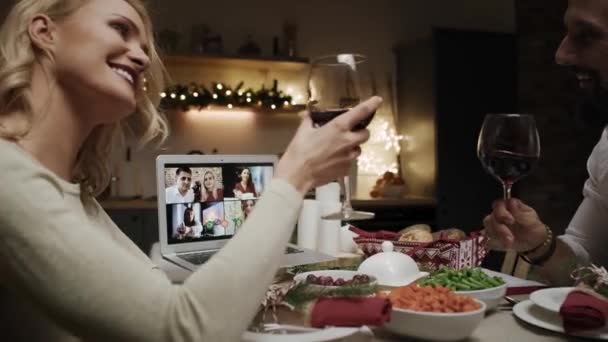 Követem Videót Amin Egy Pár Videokonferenciát Tart Karácsonyi Vacsora Alatt — Stock videók