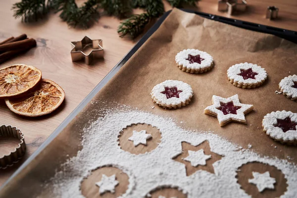 Närbild Bakplåt Med Kakor — Stockfoto