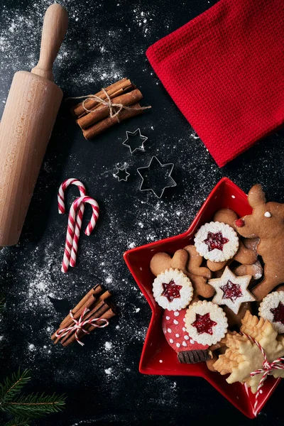Detalhe Vista Superior Biscoitos Natal Tigela Vermelha — Fotografia de Stock