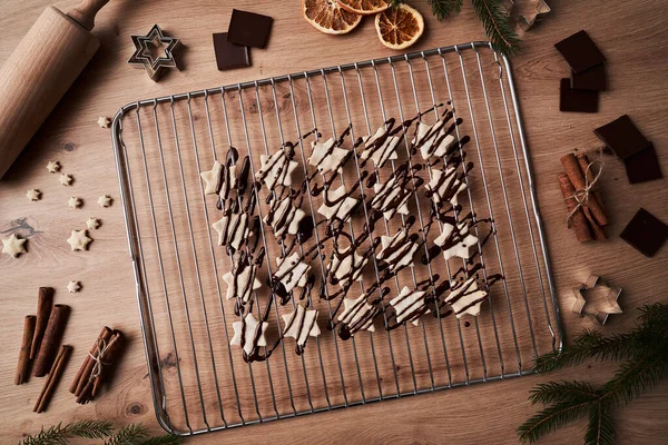 Ovanifrån Cookies Dekorerade Med Choklad — Stockfoto