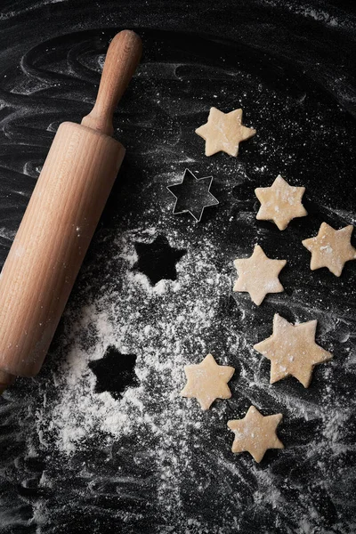 Vertikale Ansicht Von Weihnachtsgebäck Auf Schwarzem Hintergrund — Stockfoto