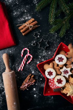 Kırmızı kasedeki Noel kurabiyelerinin üst görüntüsünü kapat.                               