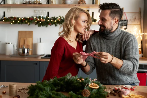 Verliefd Paar Tijdens Decoratie Kerst Krans — Stockfoto