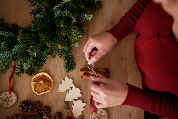 Ansicht Von Menschenhänden Beim Dekorieren Von Weihnachtskränzen — Stockfoto