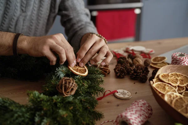 Hombre Irreconocible Preparando Corona Navidad Casa — Foto de Stock