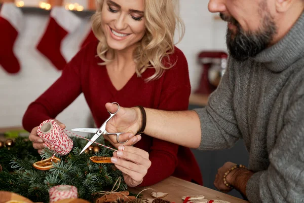 Gelukkig Paar Het Voorbereiden Van Een Krans Samen Voor Kerstmis — Stockfoto