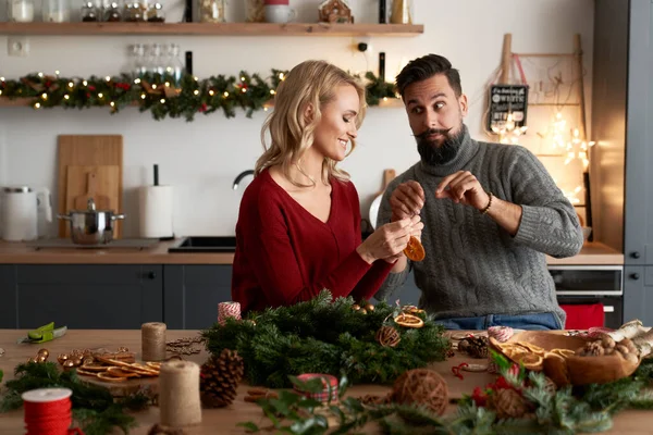 Par Dekorera Julkransar Vid Bordet Full Dekorationer — Stockfoto