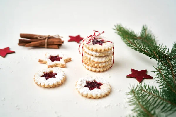 一堆堆用白色和红色绳子捆起来的圣诞饼干 — 图库照片
