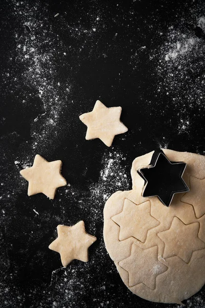 Draufsicht Auf Rohe Cookies Auf Schwarzem Hintergrund — Stockfoto