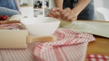 Ev yapımı pizza ve şarapla zaman geçiren kızların videosu. 8K 'da kırmızı helyum kamerayla çekildi.