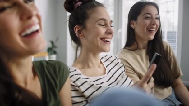Zoom Vídeo Mulheres Felizes Assistindo Casa Tiro Com Câmera Hélio — Vídeo de Stock