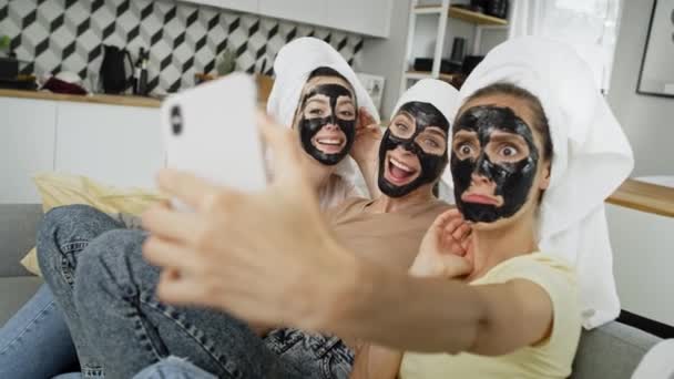 Video Kvinnor Som Gör Selfie Med Kol Ansiktsmask Skjuten Med — Stockvideo