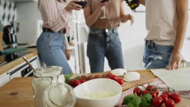 Rastreamento Vídeo Meninas Que Passam Tempo Cozinha Tiro Com Câmera — Vídeo de Stock