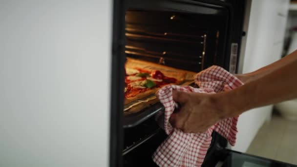 Vídeo Tirar Uma Pizza Caseira Forno Tiro Com Câmera Hélio — Vídeo de Stock