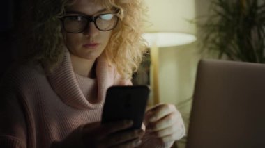 Akşamları telefonu kullanan videolu mutlu kadını kapat. 8K 'da kırmızı helyum kamerayla çekildi..