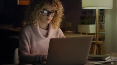 Gece geç saatlerde bilgisayarında çalışan bir kadının videosu. 8K 'da kırmızı helyum kamerayla çekildi..