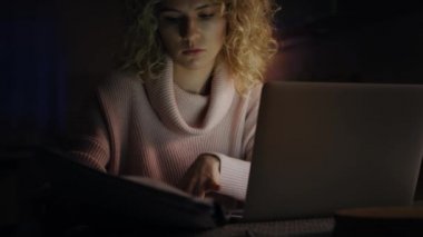 Geceleri evde çalışan yorgun bir kadının videosu. 8K 'da kırmızı helyum kamerayla çekildi..