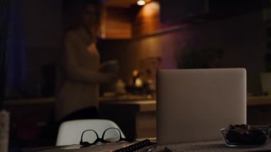 Kahve hazırlayan ve geç saatlere kadar çalışan bir kadının videosu. 8K 'da kırmızı helyum kamerayla çekildi..