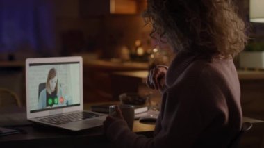 Kadının patronuyla video konferansı sırasında çekilmiş videosu. 8K 'da kırmızı helyum kamerayla çekildi..