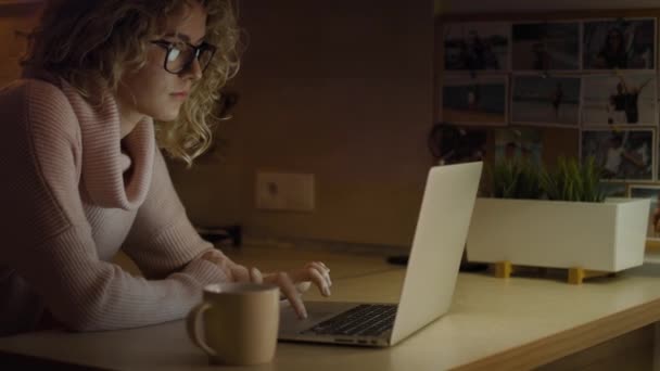 Vista Lateral Mujer Delante Computadora Portátil Casa Hasta Tarde Fotografía — Vídeo de stock