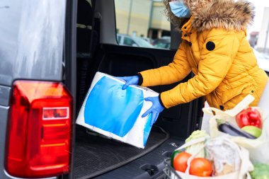 Bagajda alışveriş torbaları var.                               