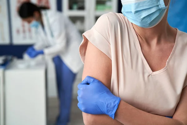 Пацієнт Кабінеті Лікаря Чекає Вакцинації — стокове фото