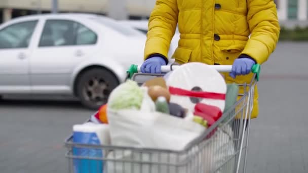 Close Video Ženy Kráčející Plnou Nákupní Košík Snímek Red Heliovou — Stock video