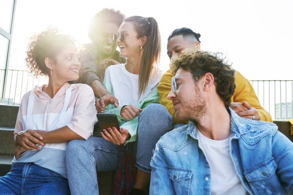 Grupo Feliz Amigos Sentados Juntos Dia Ensolarado Fotos De Bancos De Imagens Sem Royalties