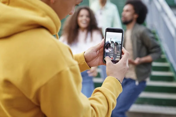 Ung Man Tar Bilder Sina Vänner — Stockfoto