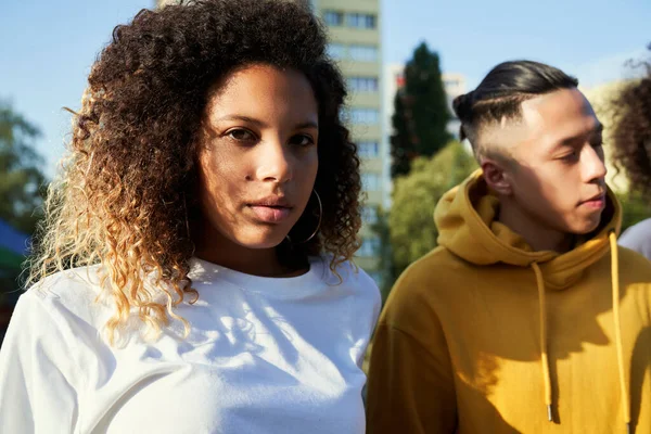 Retrato Una Joven Seria Pie Con Amigo —  Fotos de Stock