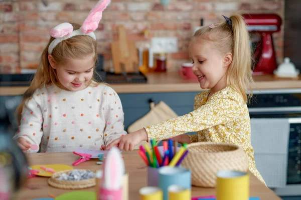 Twee Meisjes Maken Versieringen Voor Pasen — Stockfoto