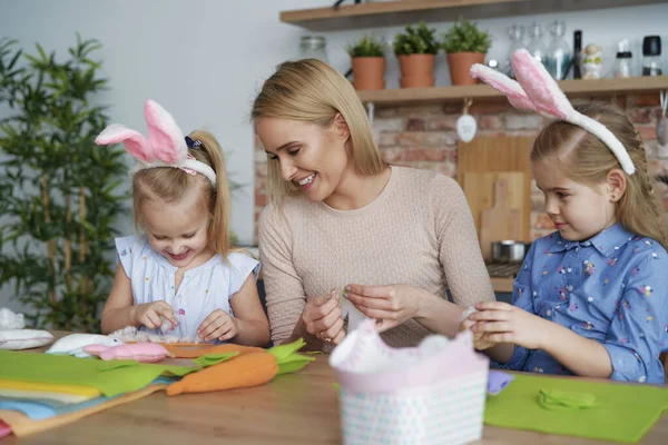 Gelukkig Moeder Dochters Bereiden Pasen Decoraties Thuis — Stockfoto