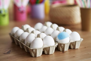 Karton bir kutuda yüz maskeleriyle yumurtaları kapat.                               