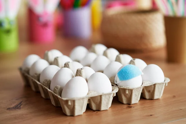 Cerrar Los Huevos Con Mascarillas Una Caja Cartón —  Fotos de Stock