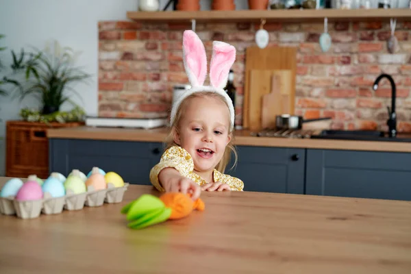 Speels Meisje Konijn Oren Het Nemen Van Een Wortel Van — Stockfoto