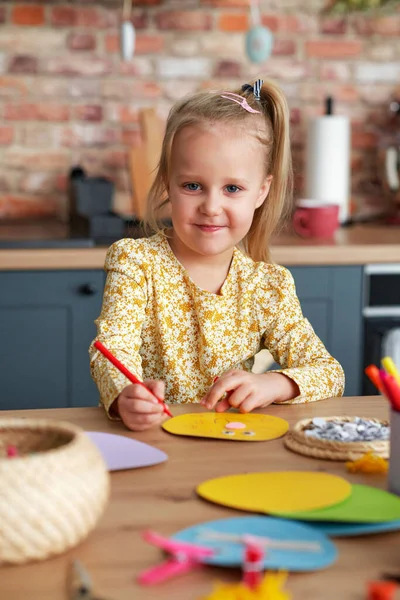 自宅でカラフルな鉛筆でかわいい女の子の絵の肖像画 — ストック写真