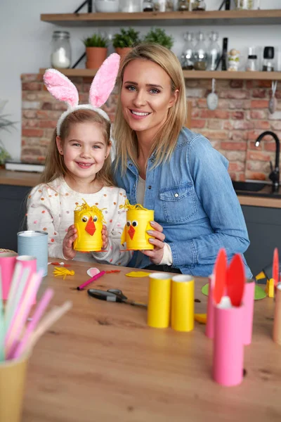 Retrato Madre Hija Con Pollos Pascua Hechos Mano — Foto de Stock