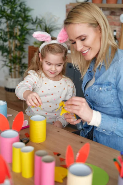 Feliz Mamá Hija Preparando Decoraciones Pascua Juntos Casa — Foto de Stock